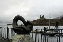 The sculpture of Teko outside The Bright Water Centre in Kyleakin